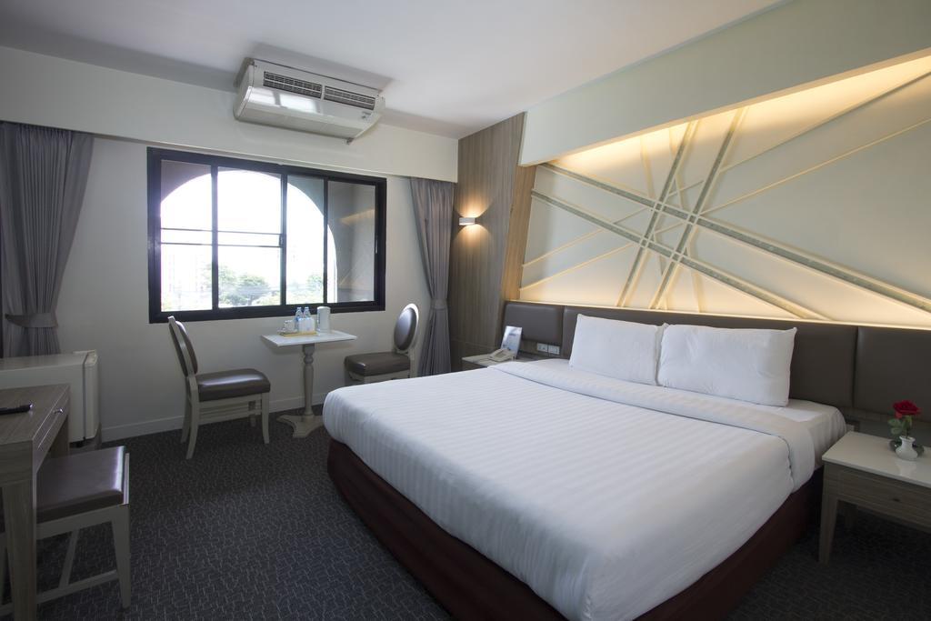 Hotel Papa Bangkok Siriraj Luaran gambar