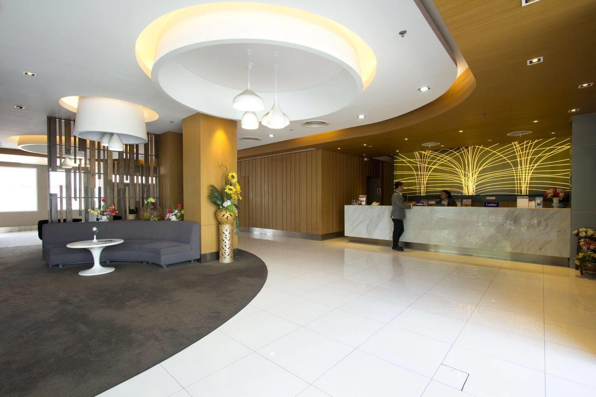 Hotel Papa Bangkok Siriraj Luaran gambar
